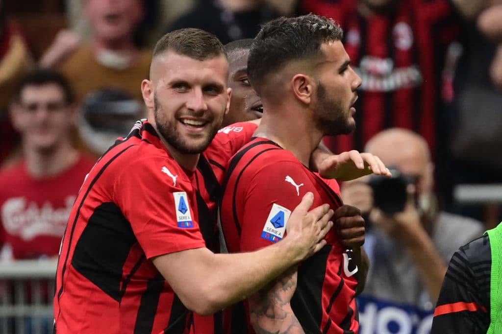 El Milan logró un importante victoria por 2-0 sobre el Atalanta y quedó muy cerca de conseguir el título de la Serie A de italia. Los goles en el segundo tiempo de Rafael Leao y de Theo Hernández, este último de gran factura, dejaron a los milanistas a un triunfo en la última jornada de coronarse campeones.