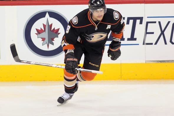 La NHL ha vivido 3 episodios de paros y huelgas, la primera se dio en 1992 con una duración de 10 días cuando los jugadores demandaban mayores beneficios económicos y una mejor regulación en la agencia libre. Además de pedir la salida de John Ziegler como presidente de la liga.