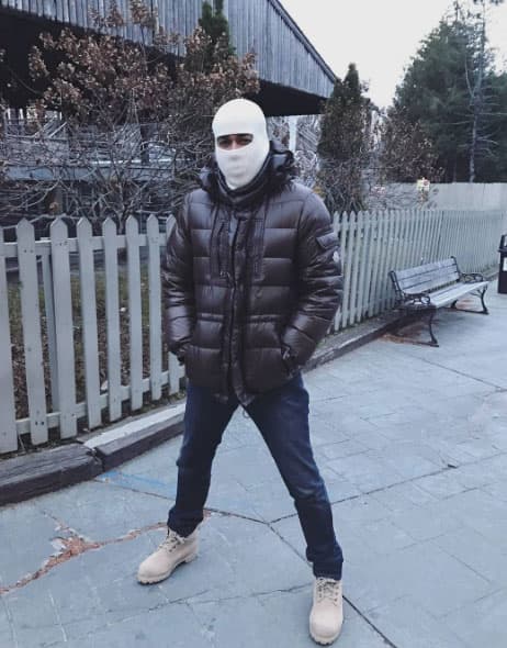 Romeo Santos tiene un poquito de frío... ¿o quiere pasar de incógnito en la calle?