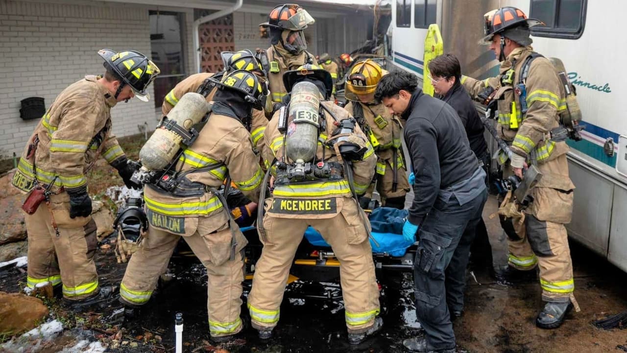 <h2 class="cms-H2-H2"><b>🔑 Consejos clave para residentes de casas móviles este invierno:</b></h2>
<br>
<b>Prepárate para tormentas invernales:</b>
<ul>
 <li>Las casas móviles son más vulnerables a fuertes vientos y hielo. Revisa que tu vivienda esté anclada y sellada adecuadamente para evitar filtraciones de aire frío.</li>
 <li>Ten a mano un kit de emergencia con mantas, linternas, alimentos no perecederos, una radio a batería y agua potable.</li>
</ul>