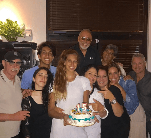 Cuando cumplió 15 años, toda la familia se reunió y le celebración fue por todo lo alto. Lina es sin duda la consentida de la casa.
<br>
