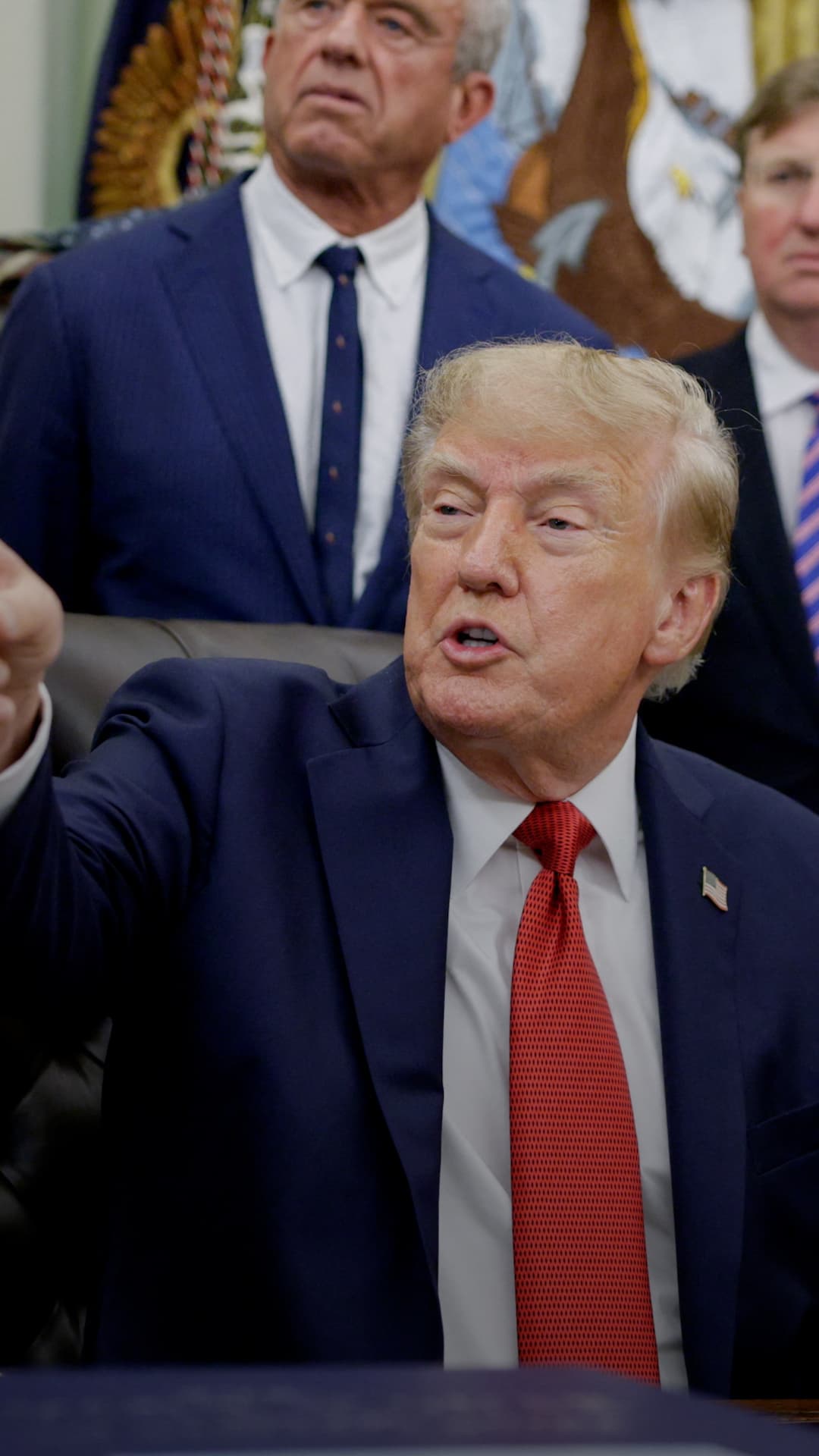 Trump vuelve a enfrentarse con la prensa