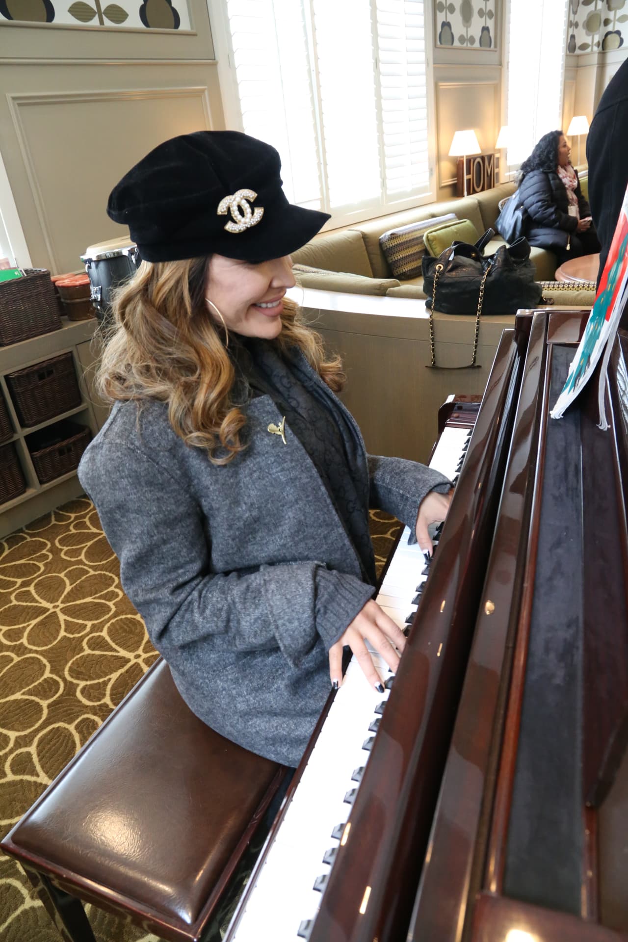 Siguiendo con el recorrido, la locutora se detuvo para admirar este hermoso piano.
<br>
<br>
<b>DONA AQUÍ: <a href="http://bit.ly/UnidosConStJude" target="_blank">bit.ly/UnidosConStJude</a></b>