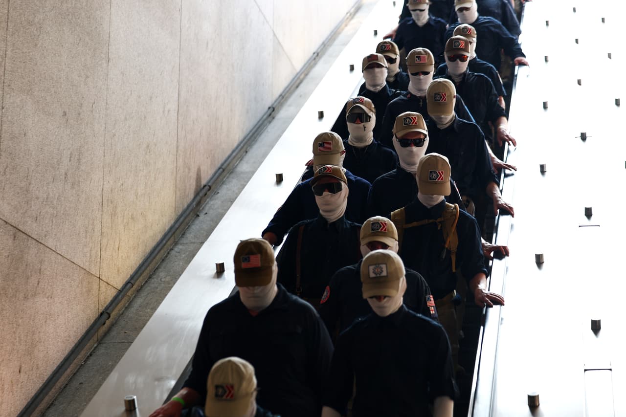 Los supremacistas llenaron los vagones del Metro, fueron captados en la estación Easter Market. También se les vio dirigirse al Capitolio.