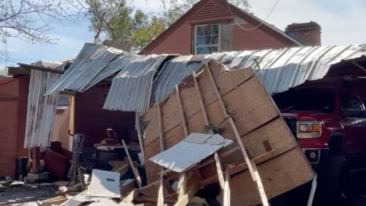 Así luce parte de una casa tras sufrir una explosión la tarde de Acción de Gracias en Dallas, Texas.
