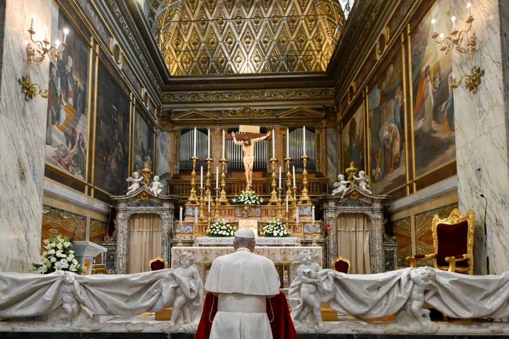 <h3 class="cms-H3-H3">Una visita a los "suyos"</h3>
<br>
<br>El papa León XIV reza en el altar del Santuario de la Madre del Buen Consejo, regentado por frailes agustinos y que es lugar de peregrinación desde el siglo XV. El anterior Papa León XIII lo elevó a basílica menor y amplió el convento adyacente a principios del siglo XX.