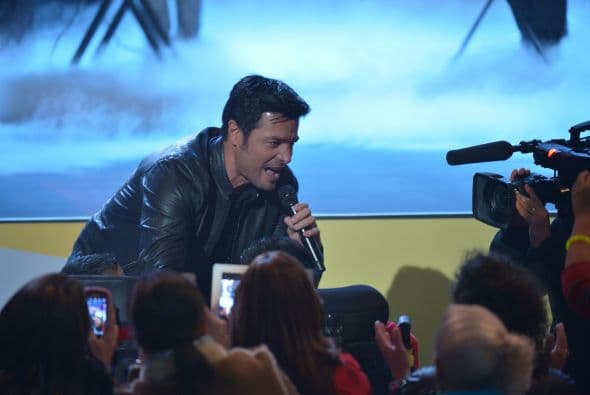 La estrella de Chayanne llenó de música y luz el foro, desde donde encantó ¡y enamoró! a los asistentes. 