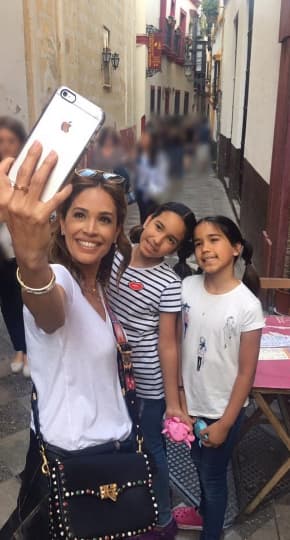 Karla y sus hijas creando recuerdos, una 'selfie' desde Sevilla, España.