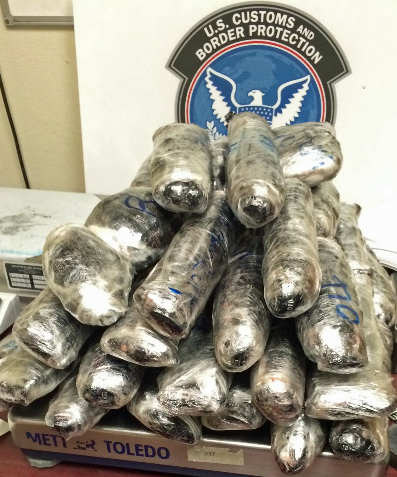 Joven pareja arrestada por narcotráfico 