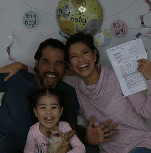 Luis festeja este día con sus dos bellas mujeres y en espera de que nazca su hijo varón.