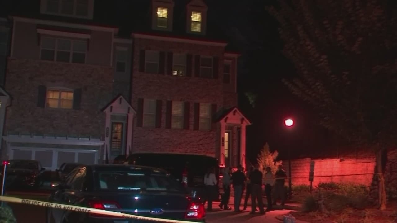 Encuentran a tres personas muertas en casa del condado de Cobb