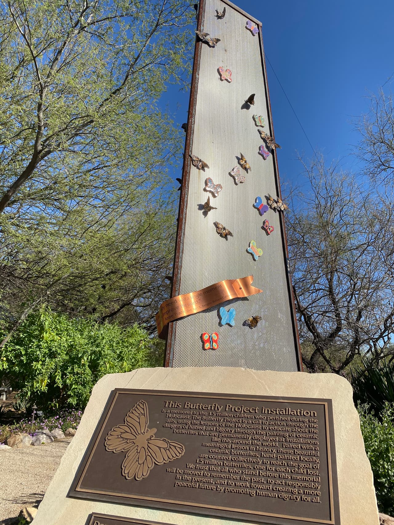 Un monumento con mariposas a la entrada le da la bienvenida a los visitantes.