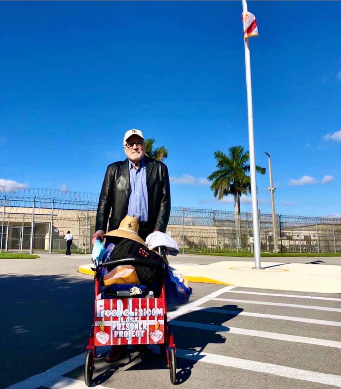Tras permanecer más de 31 años en prisión por vender marihuana, Richard DeLisi, ahora con 71 años, fue puesto en libertad en la Florida. De acuerdo a varias organizaciones de activistas, DeLisi era el prisionero con las sentencia más larga por tráfico de cannabis, pues había sido condenado a 98 años.