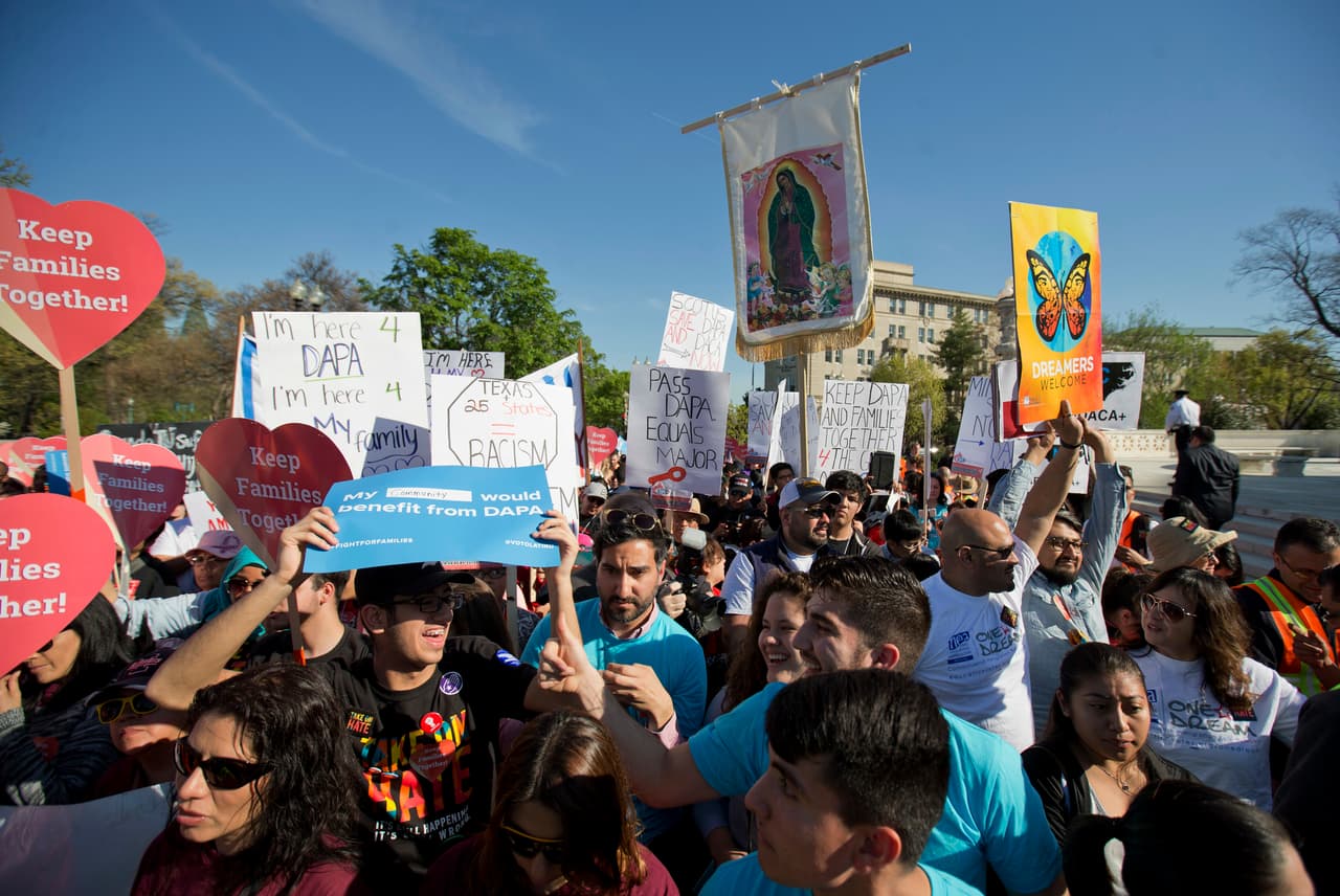 Partidarios de una reforma migratoria se reúnen frente a la Corte Suprema en Washington, el lunes 18 de abril de 2016. (Foto AP/Pablo Martinez Monsivais)