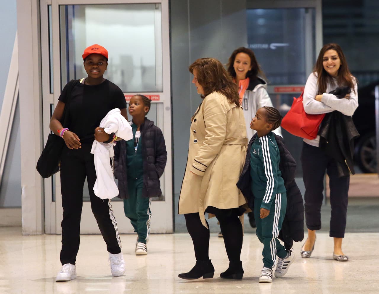 Los hijos de la cantante y un grupo de asistentes, se unieron a ella en el transcurso de su odisea por los controles de seguridad.