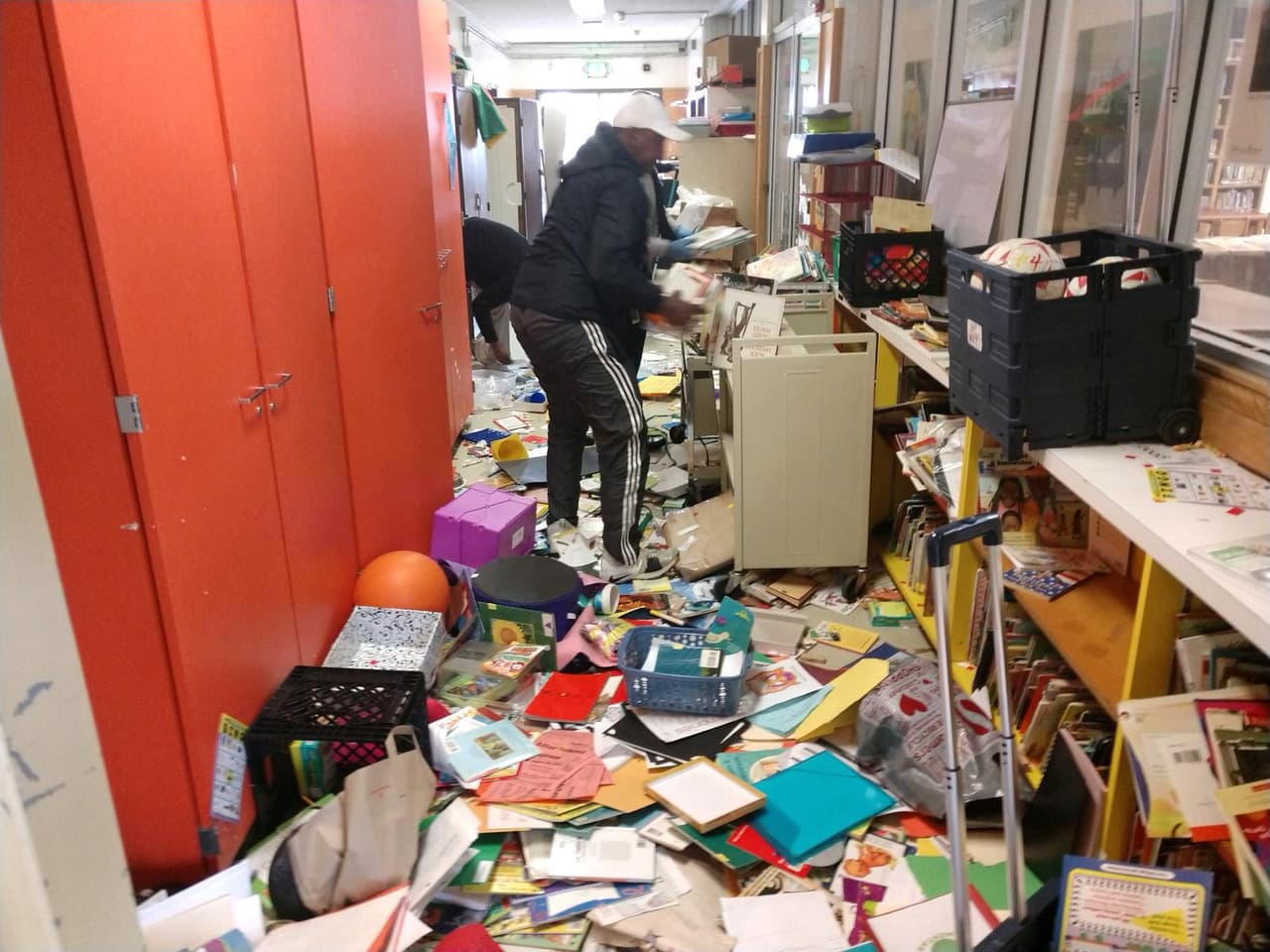 Maestros y estudiantes de la primaria Manzanita Community School en Oakland encontraron un desastre total en su escuela al regresar a clases este martes tras el periodo de asueto conocido como 'spring break'.