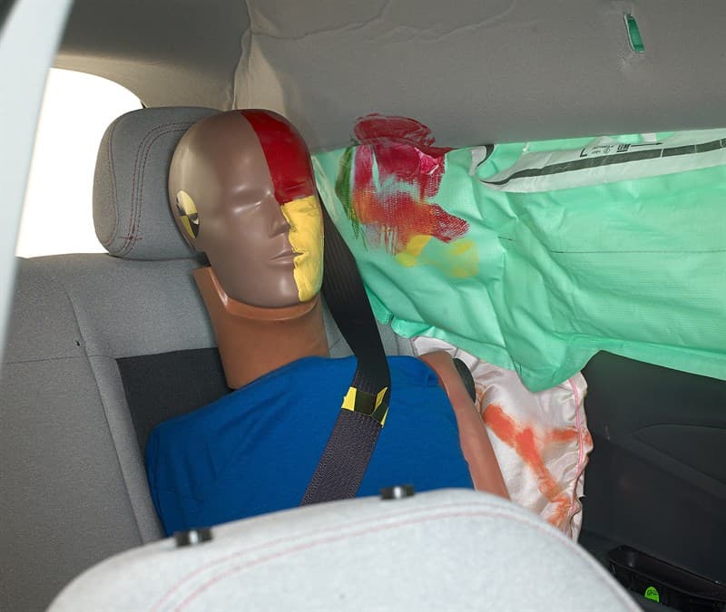 <b>Prueba de choque lateral</b>: las manchas de pintura muestra como la cabeza del maniquí-pasajero fue protegida por la bolsa de aire lateral.