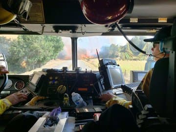 Unos 500 efectivos se mantienen en el área en trabajos de contención vía terrestre y aérea.