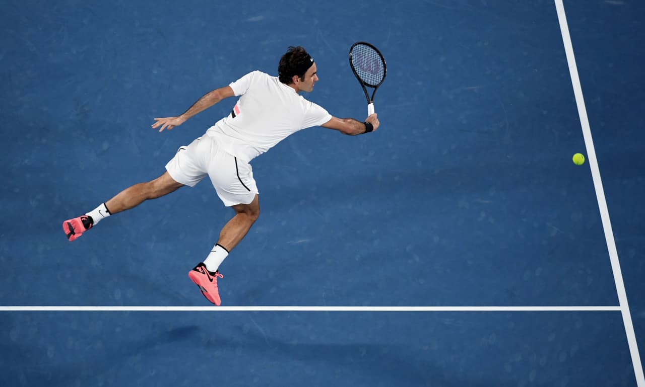 Federer impuso de nuevo su ritmo para retomar el control del partido en el tercer set al ganarlo 6-3. El suizo, con 36 años y 173 días, aún está en forma.