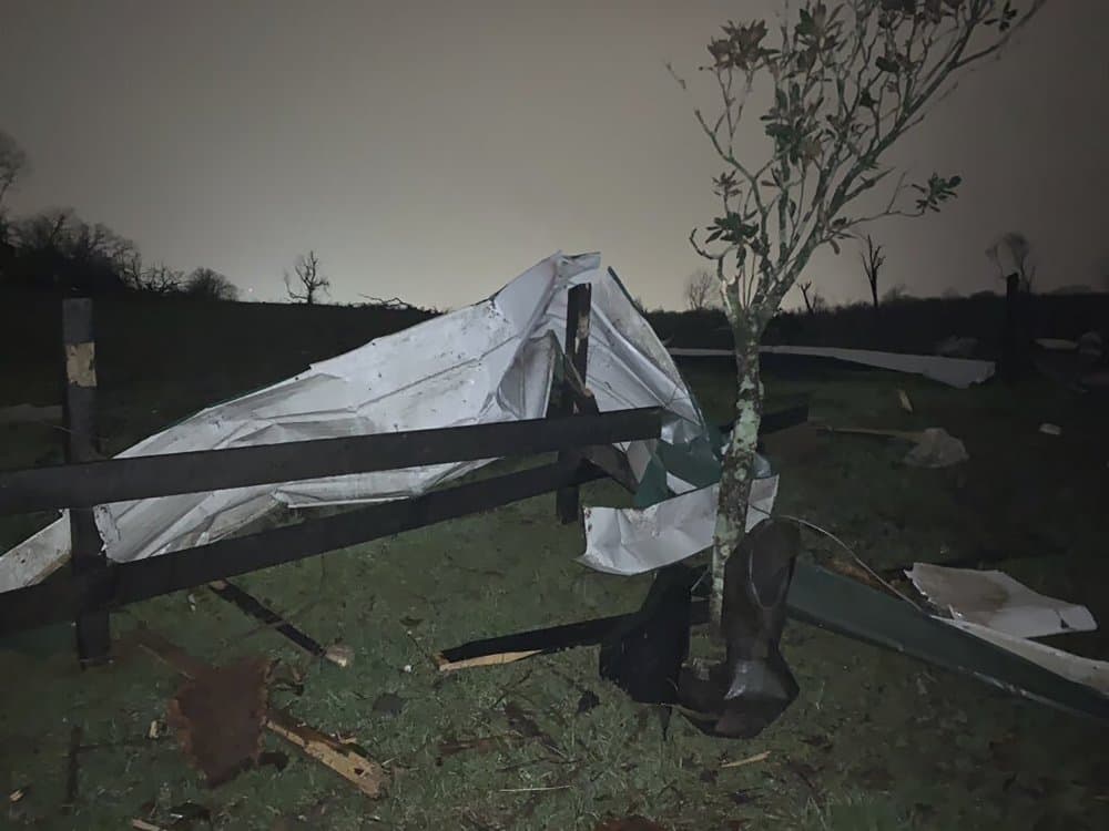 Así quedó esta valla destrozada por el tornado, sobre escombros en la granja Hidden Acres.