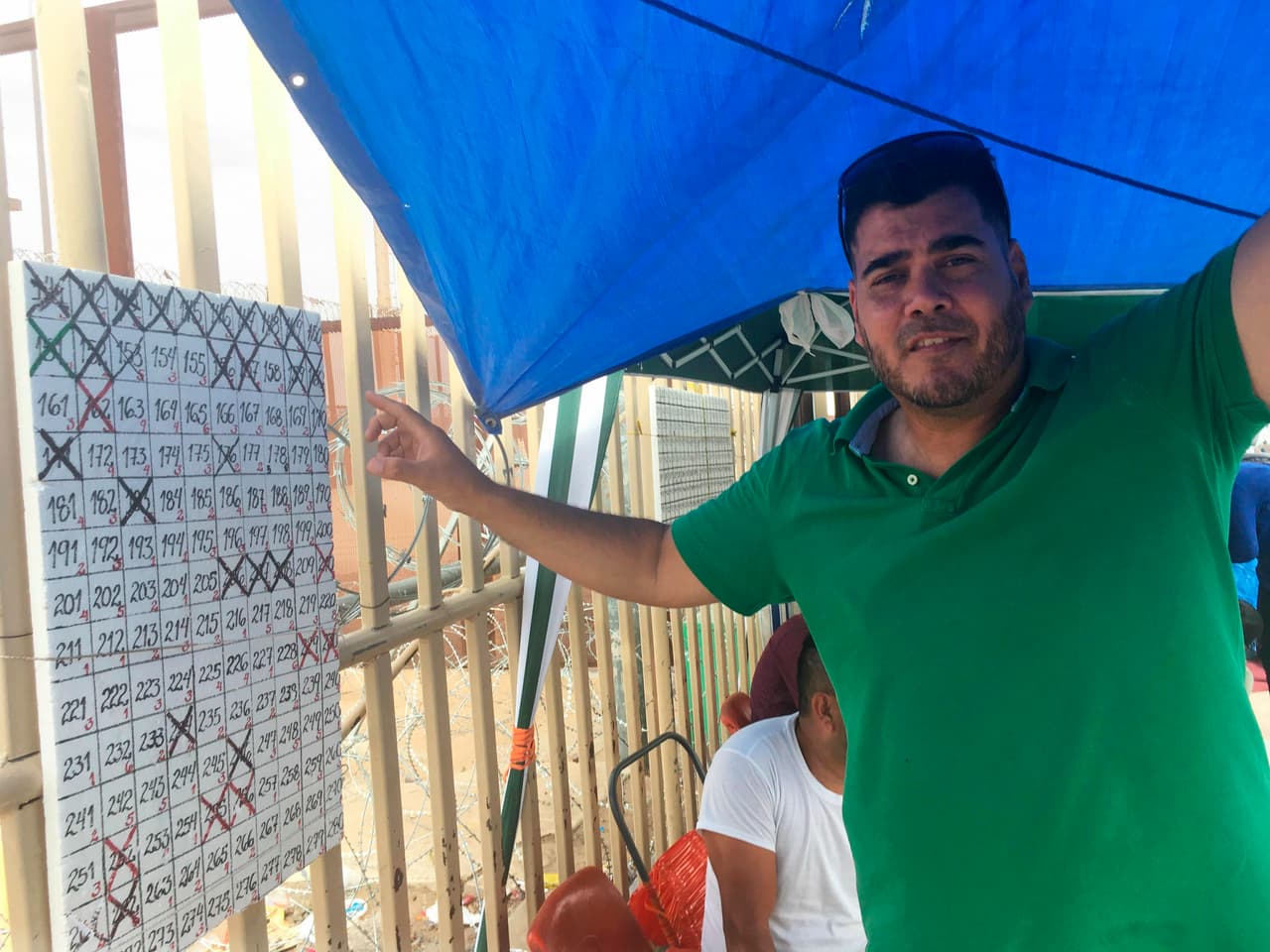 <b>San Luis Río Colorado, Sonora. Alrededor de 900 personas en la lista para solicitar asilo.</b> En esta ciudad, frente a Yuma, Arizona, la lista es manejada por Darwin Mora, un solicitante de asilo de Venezuela (en la fotografía). Mora administra dos pizarras blancas con cientos de números, cada uno representando a una familia o adulto soltero. Cuando CBP le dice a las autoridades mexicanas cuánta gente quiere, le corresponde a Mora tenerlas listas.