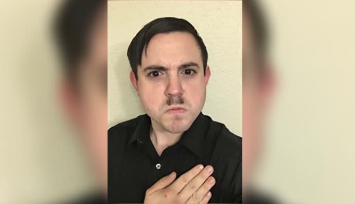 Simpatizante nazi y usaba bigote tipo Hitler: un reservista acusado por el asalto al Capitolio