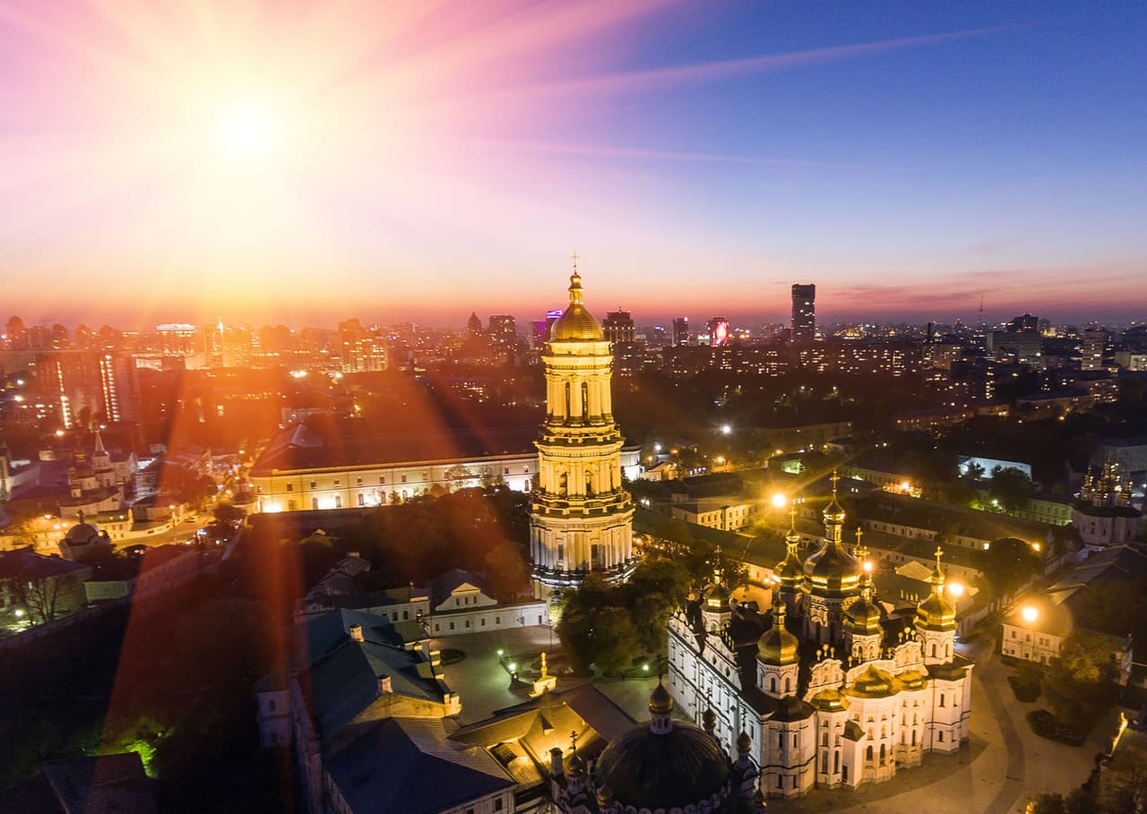 <b>Puesto 20. Ucrania</b>
<br>
<br>Total de la producción mundial: 0.8%.
<br>
<br>Capacidad instalada: 5,360 megavatios.
<br>
<br>Vatios por habitante: 114.
<br>
<br>Con base en los datos de la Agencia Internacional de Energía Renovable (
<a href="https://www.irena.org/-/media/Files/IRENA/Agency/Publication/2021/Apr/IRENA_RE_Capacity_Statistics_2021.pdf"><u>IRENA</u></a>), el portal visualcapitalist (visualcapitalist.com) hizo un mapa de la capacidad de energía solar de cada país en 2021. Según la investigación, todos los continentes (excepto la Antártida) agregaron más energía solar a su producción y consumo.