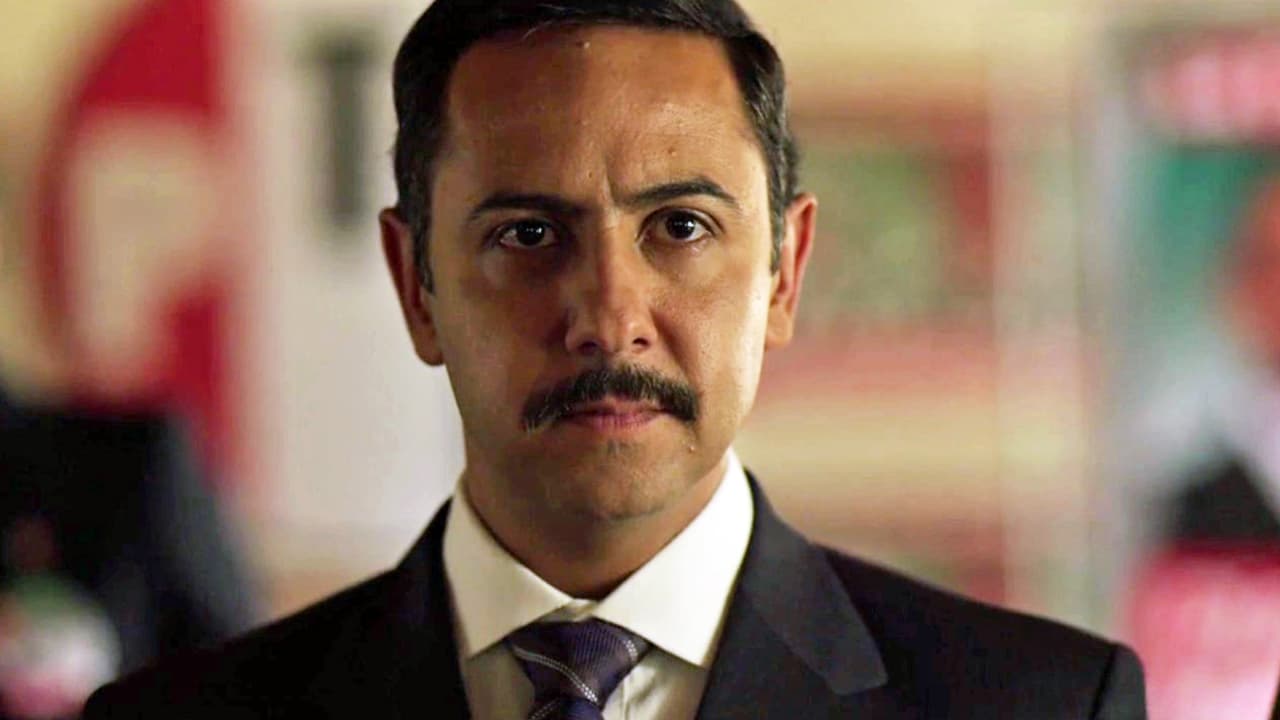 Pensando en su frase “Hoy diputado, mañana Presidente”, ‘
<b><a href="http://www.univision.com/series/el-chapo/humberto-busto-es-don-sol-en-el-chapo" target="_blank">Don Sol</a></b>’ espera los resultados de las elecciones. Su semblante cambia instantáneamente al escuchar “Por primera vez en más de 70 años, el Partido Revolucionario ha perdido las elecciones presidenciales”.