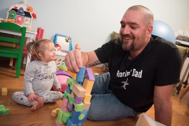 En Gainesville, Florida, los Torgerson vivieron la pérdida de su pequeña Serenity. A menos de una semana de ser diagnosticada con influenza, los síntomas de la bebé de
<b> dos años </b>empeoraron y falleció el primero de enero. Serenity tenía 
<b>síndrome de Down </b>y había sobrevivido a dos operaciones que le practicaron para tratar un defecto cardíaco. Hasta la fecha, los CDC han registrado 
<a href="https://www.univision.com/noticias/influenza/la-agresiva-temporada-de-gripe-ya-afecta-a-todo-eeuu-y-ha-matado-a-20-ninos">la muerte de al menos 20 niños durante esta temporada de gripe</a>.