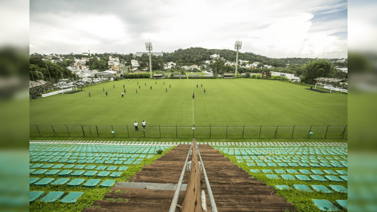 <b>Eco Estadio Janguito Malucelli (Brasil)</b>
<br>Vaya que la ubicación al centro del campo posee una vista sensacional.