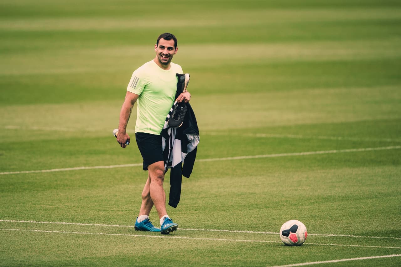 Jonny Otto camina por el césped de los Wolves mientras patea un balón.