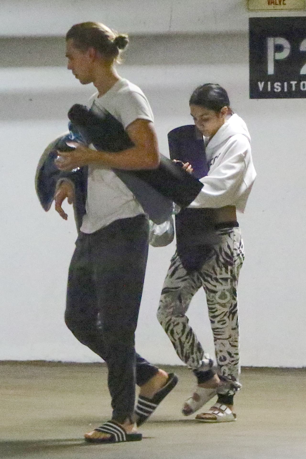 Con ropa atlética y sandalias, los retrataron en el estacionamiento.