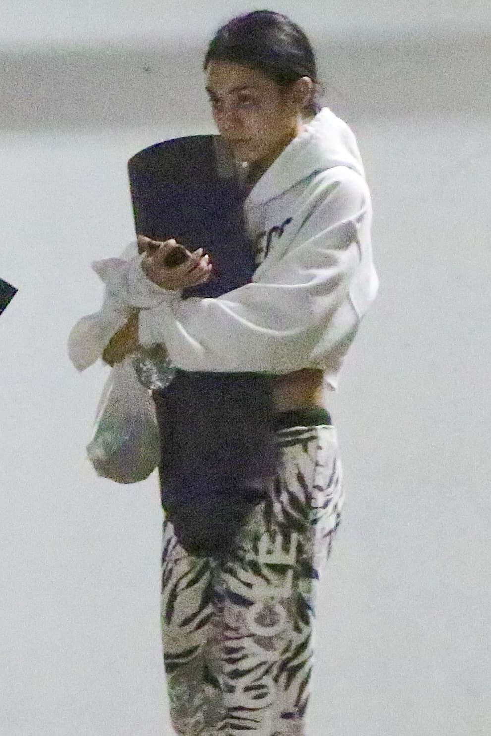 Su familia realiza mientras los preparativos para el funeral.