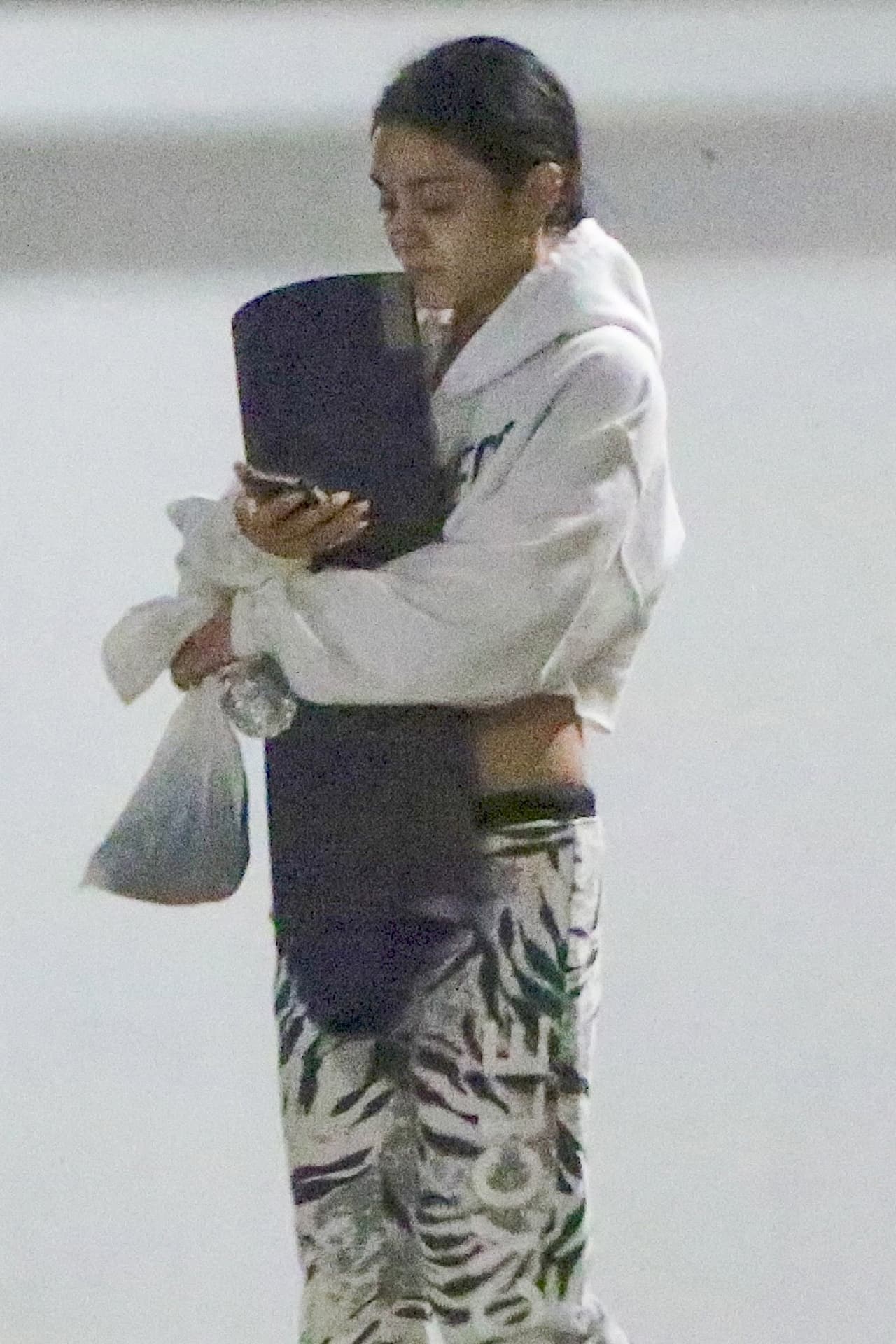 Vanessa Hudgens se dejó ver un par de días tras la pérdida de su padre.