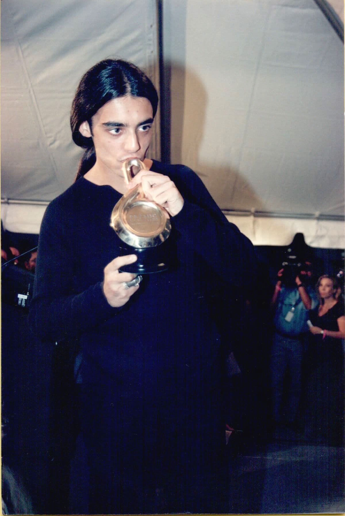 Jordi estaba muy nervioso y feliz cuando recibió el premio Artista Revelación en la categoría Pop/Balada. 'Desesperadamente enamorado', fue el álbum que lo hizo darse a notar, lanzado en 1997.