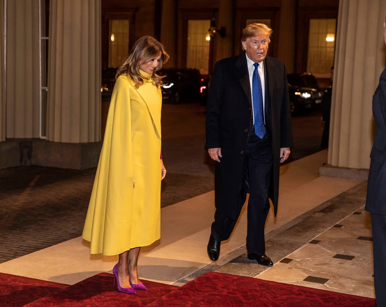 Melania Trump completó su atuendo con unas zapatillas Christian Louboutin, las cuales, según el sitio 
<b><a href="https://www.net-a-porter.com/us/en/product/1170059?cm_mmc=LinkshareUS-_-J84DHJLQkR4-_-Custom-_-LinkBuilder&siteID=J84DHJLQkR4-NrVQjJRiKFJR.cqAxIn4gQ&ShopStyle+(US)=ShopStyle+(US)&dclid=CNX18YOPmuYCFUtEDAodgloMew&siteID=TnL5HPStwNw-uOpu6o_40T8pLVCc.mF67w&Skimlinks.com=Skimlinks.com" target="_blank">Net-A-Porter</a></b> tienen un costo de 695 dólares.