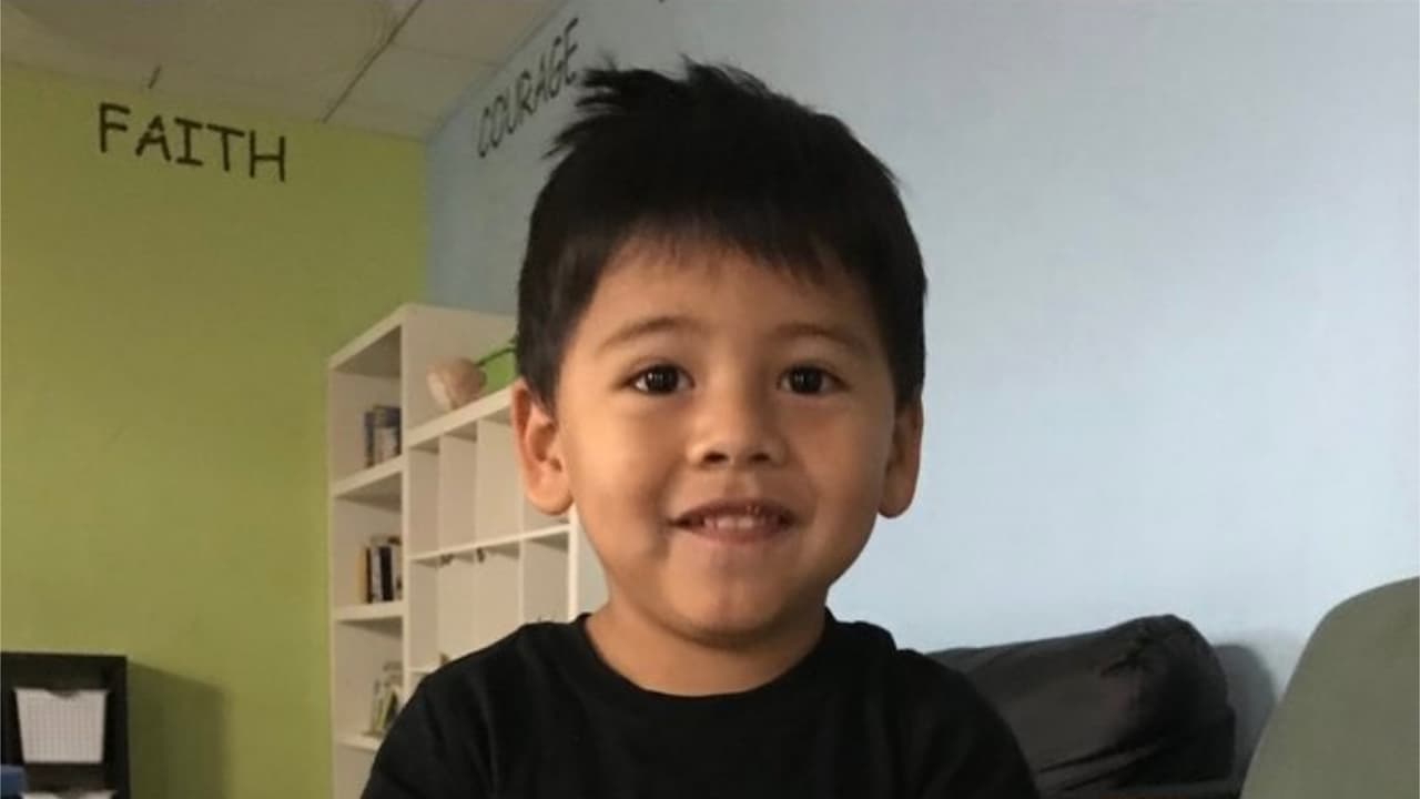 Encuentran a un niño hispano de 3 años caminando solo al noroeste de Houston