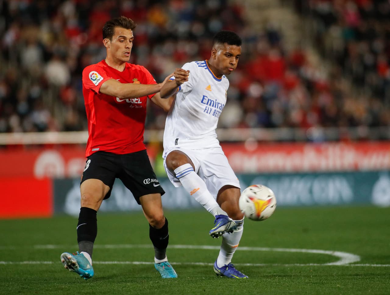 Gracias a un doblete de Karim Benzema y otro tanto del brasileño Vinícius, el Real Madrid venció al Mallorca y aumentó su ventaja en el liderato a 10 puntos sobre el Sevilla.