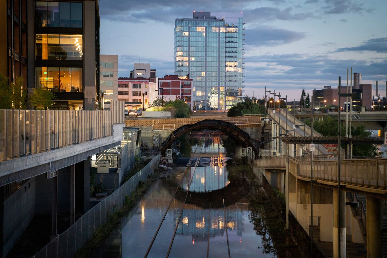 El agua del río Schuylkill inunda las vías del tren de carga. El Servicio Meteorológico Nacional confirmó al menos siete tornados en el sur de Jersey y el sureste de Pensilvania.
<br>
<br>
<br>
