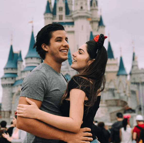 Durante las grabaciones de 
<a href="http://www.univision.com/series/jose-de-egipto">‘José de Egipto’</a>, Ricky conoció a la actriz Marcela Barrozo (Dina) y comenzaron una relación. Actualmente llevan 5 años de noviazgo y continúan muy enamorados.