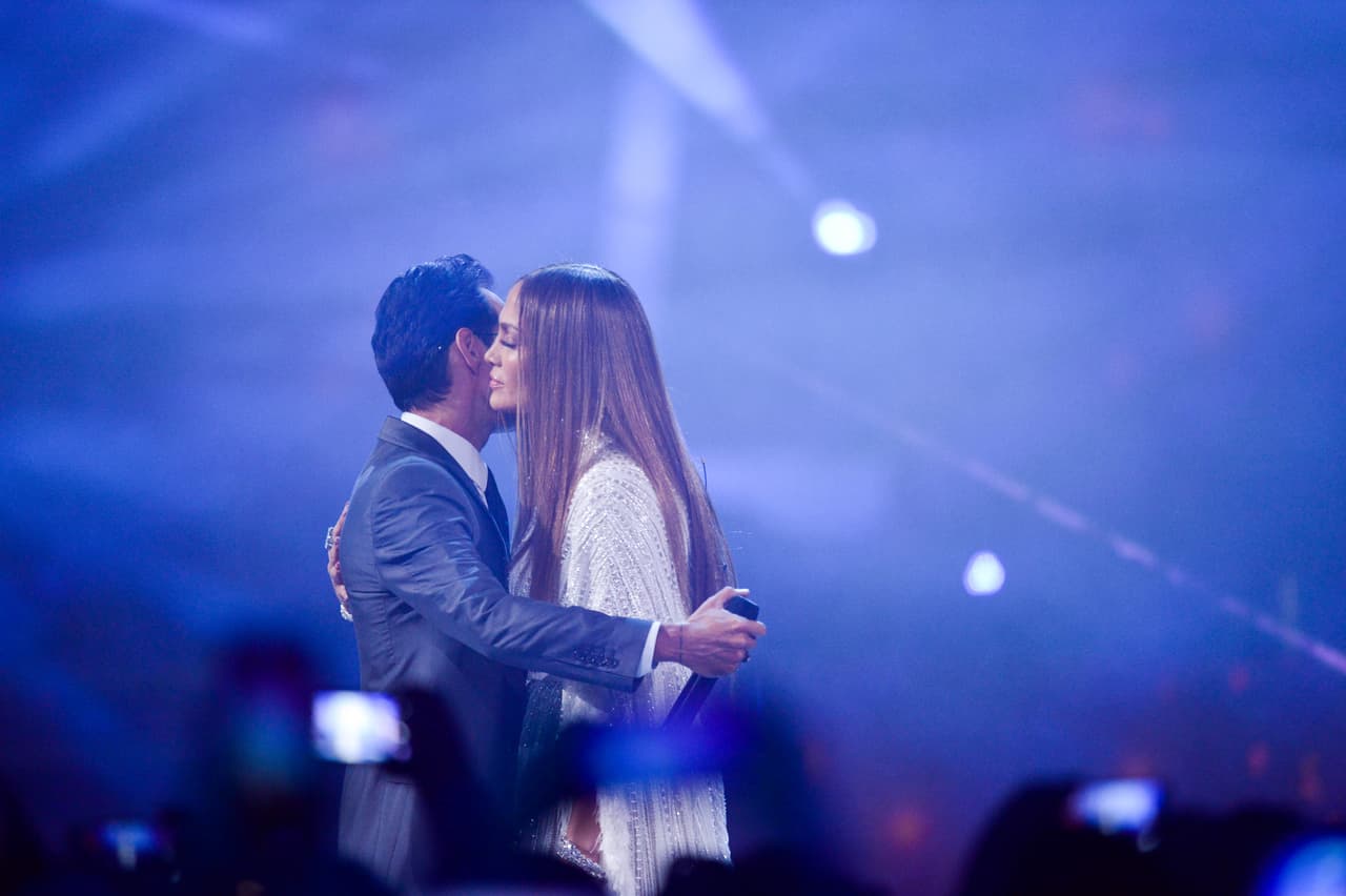 Terminaron su presentación con un tierno beso, aunque después impactaron con un beso en la boca.