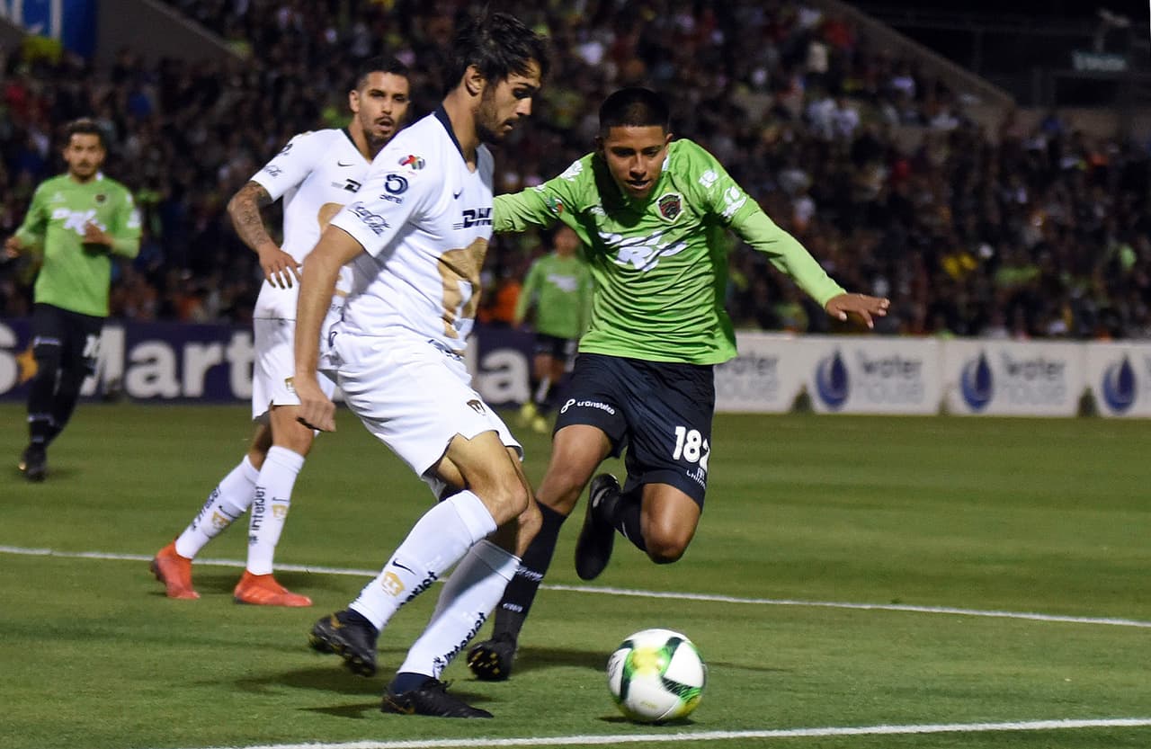 Alejandro Arribas y Omar Panuco, disputando el balón durante los primeros 45 minutos de la Semifinal de la Copa MX.