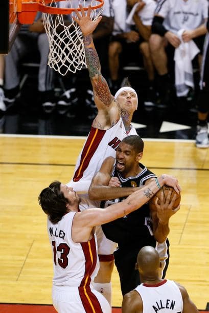 Habrá séptimo juego entre los Spurs y los Heat (30 fotos) ¡Locura total! Un juego electrizante, inolvidable, donde ambos equipos dieron una demostración inolvidable en el American Airlines Arena, manteniendo en vilo a los fanáticos en San Antonio y en Miami, primero durante los 48 minutos regulares y después en los 5 minutos de OT. .Tim Duncan, con una clásica demostración durante todo el partido, anotó más tantos en la primera mitad que la combinación de los 3 de Miami, Wade-James-Bosh 25/21, facilitando que los Spurs dominaran al Heat hasta comenzar el cuarto período, cuando Miami llevo a cabo un cambio de jugadores. Cuando solo faltaban 5 segundos para coronarse campeones los San Antonio Spurs, el incomparable Ray Allen empató el partido con un tiro de 3 puntos, forzando el OT. Con 1:43 en el reloj, LeBron James (triple/doble, 32 puntos, 11 asistencias y 10 rebotes) encaramó al Heat 101-100, y al concluir el OT, de nuevo Allen realizó una formidable jugada defensiva, dando dos puntos más al Heat, que terminó, a pesar de los umpires y para desconcierto de los comentaristas que daban el cetro a San Antonio, 103-101 sobre los Spurs. .
