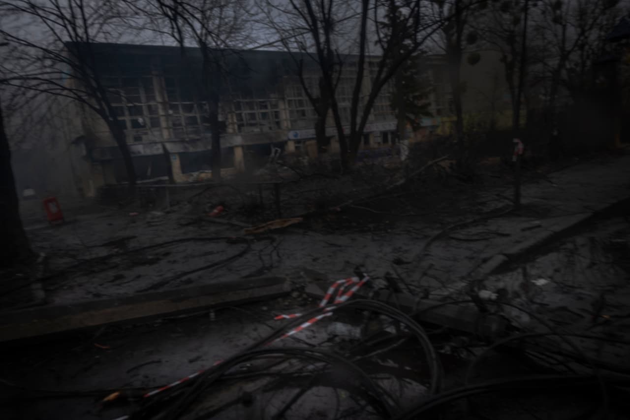 En el bombardeo de la TV de Kiev en el que falleció un periodista entre otras víctimas, varios edificios fueron destruidos.