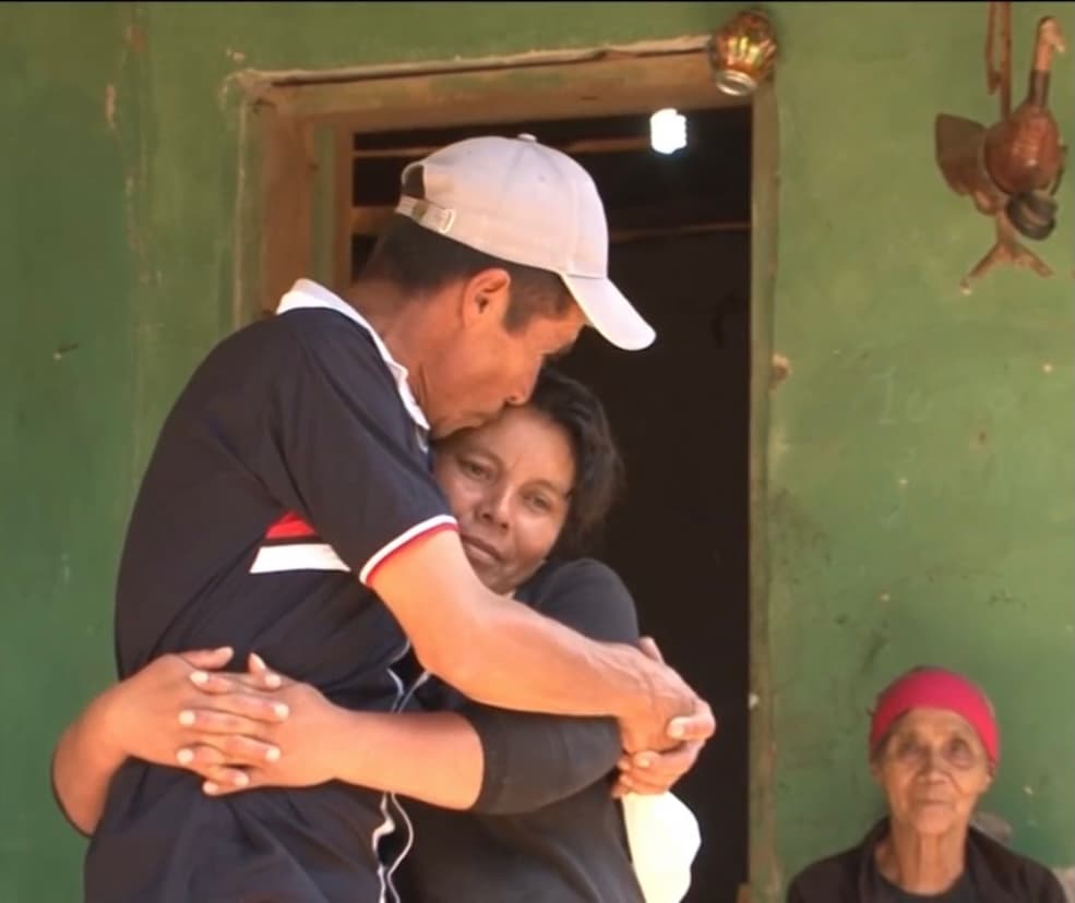 “Solo quiero tenerla aquí como sea”, había dicho Lucio, con la esperanza de verla recuperarse de sus fuertes heridas en su casa de toda la vida. Ahora pide ayuda para poder 
<b>repatriar el cuerpo de su hija, una joven que su único error fue tratar de darle una mejor vida a sus padres y tener un futuro prometedor. </b>
<br>
