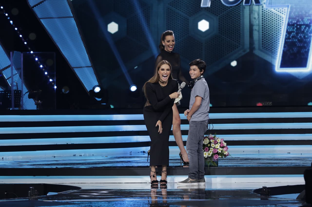 Hasta un admirador les llevó flores al stage. Setareh y Gali se murieron de ternura.