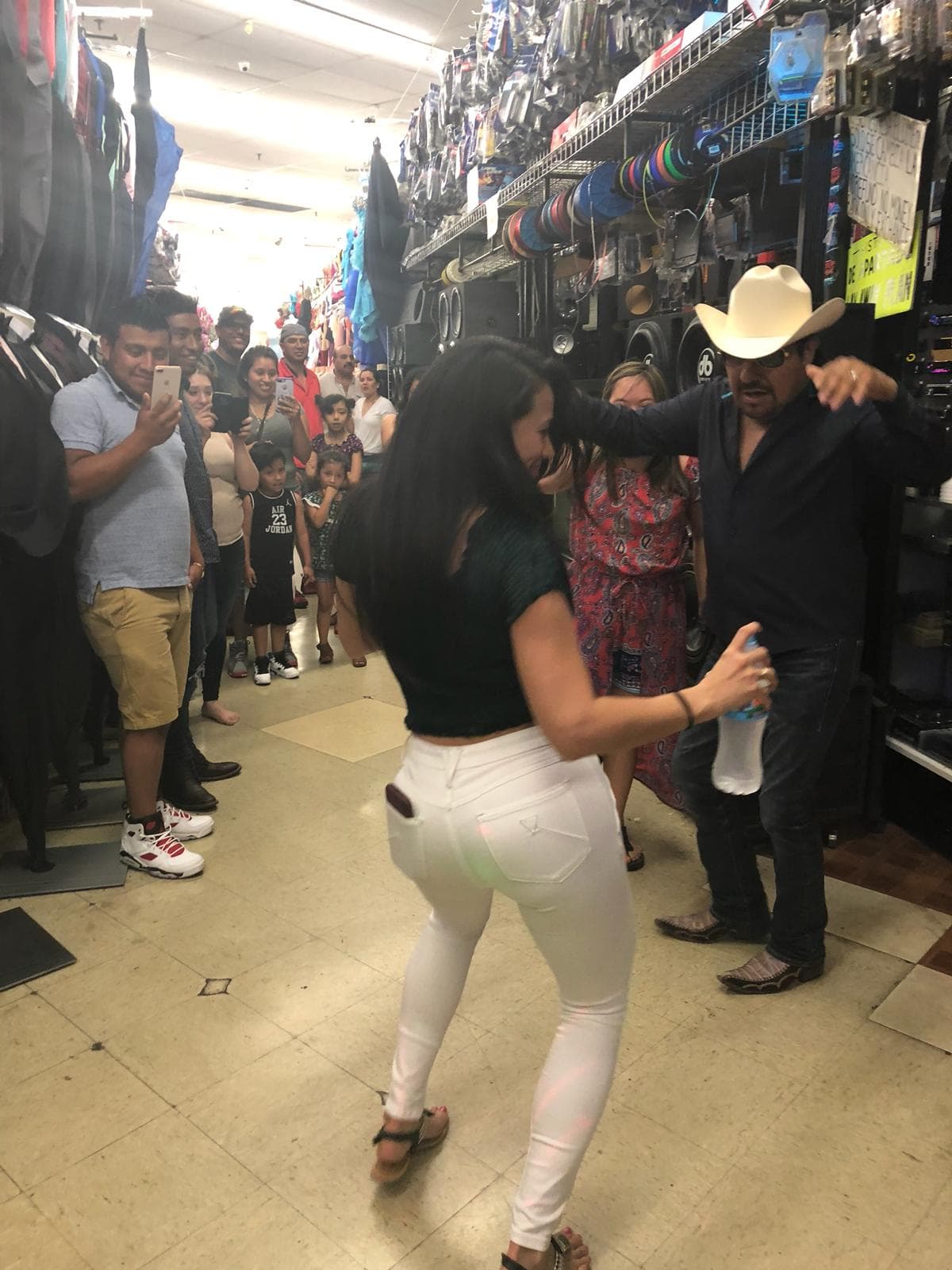 Carlita no se quedó atrás y también se unió al baile.