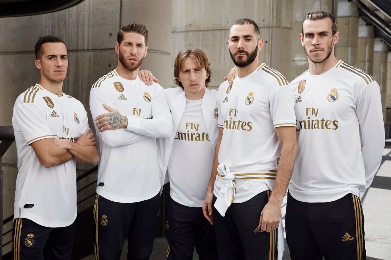 Ya es oficial: el Real Madrid vuelve a combinar su blanco tradicional con los detalles dorados como aquella playera de la temporada 2011/12. Este jersey, muy sencillo, fue presentado por los jugadores del primer equipo en las redes sociales del club.