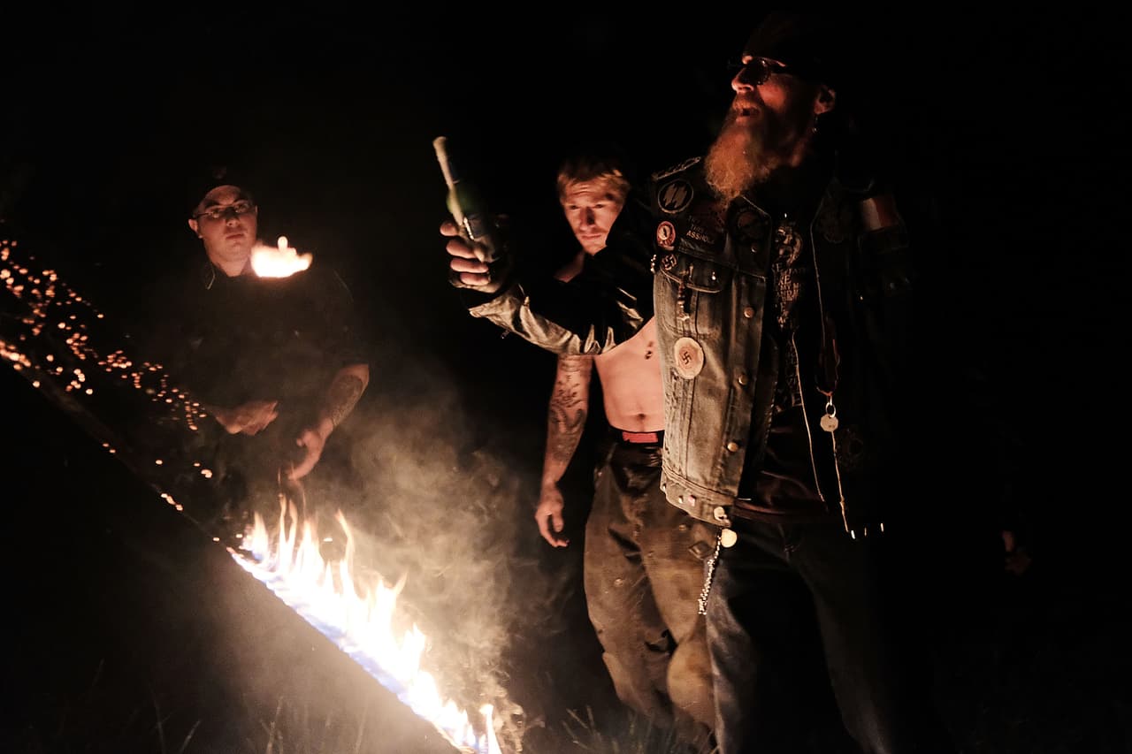 Un grupo de supremacistas blancos se reunió en Draketown, Georgia en abril de 2018. Durante el encuentro quemaron esvásticas de madera e hiceron saludos Nazis.