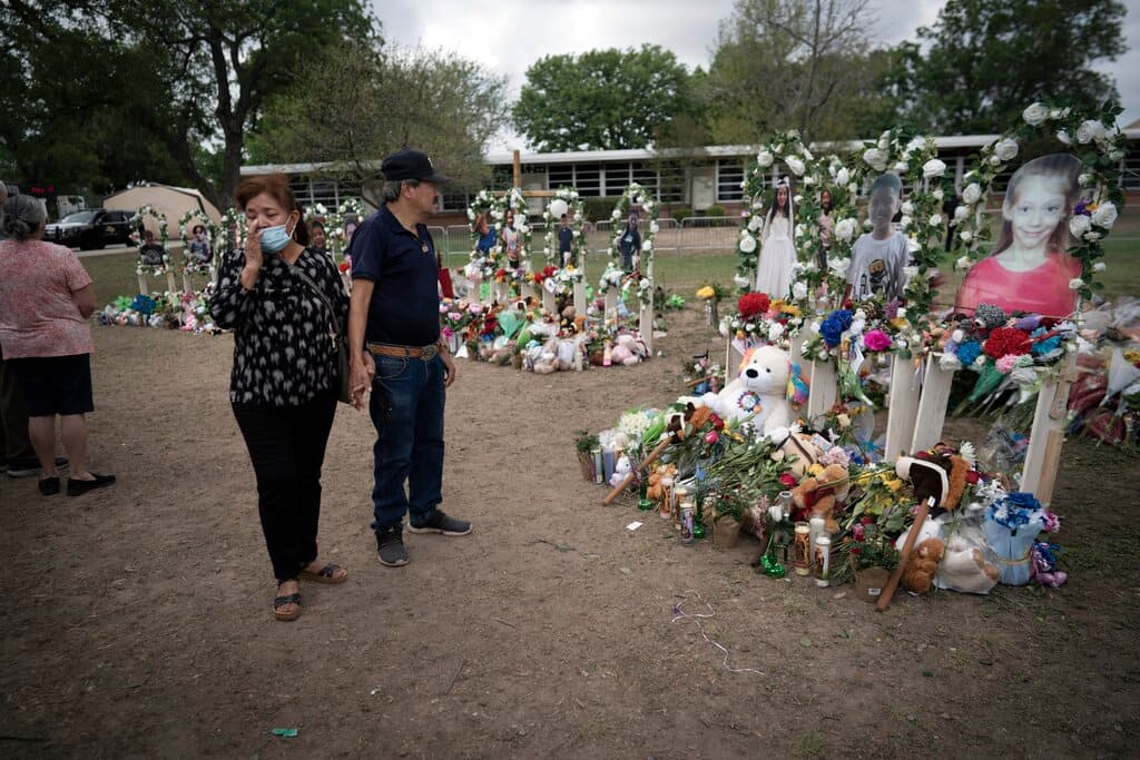 Muchas personas se han acercado al monumento en honor a las 21 víctimas del tiroteo desatado por un joven que compró dos rifles tipo AR-15 y municiones apenas cumplió los 18 años de edad. En Texas eso es legal. 
<a href="https://www.univision.com/noticias/estados-unidos/tiroteo-escuela-primaria-uvalde-reclamos-de-cambio-leyes-armas">"Los llevamos a la escuela para estudiar, no para que los maten", reclaman en Uvalde.</a>